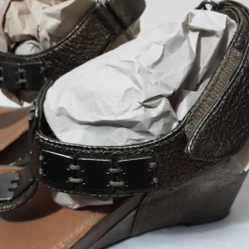ME TOO KAYLEN 5 Stylish‎ Pewter Silver Disk  Sandals - Picture 2 of 6